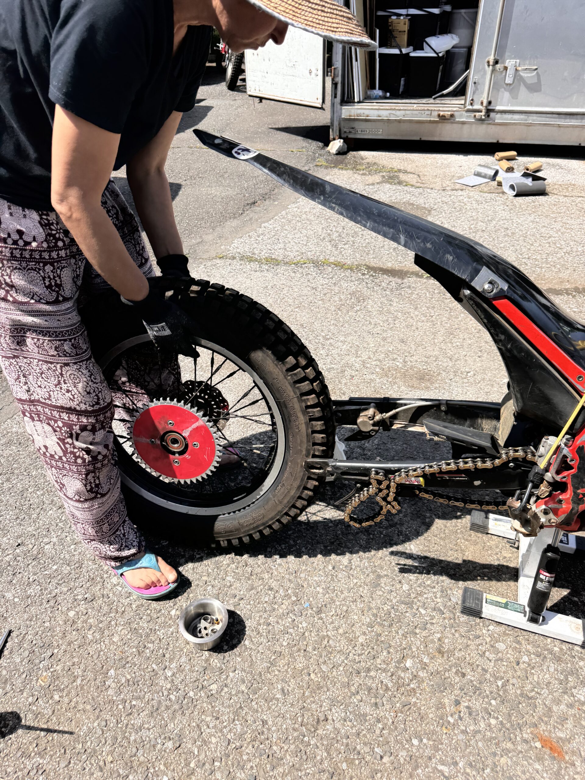 タイヤ交換する女性